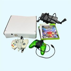 Xbox 360 S White Console Bundle 2 Wired Controllers HDMI Minecraft MW3 TESTED